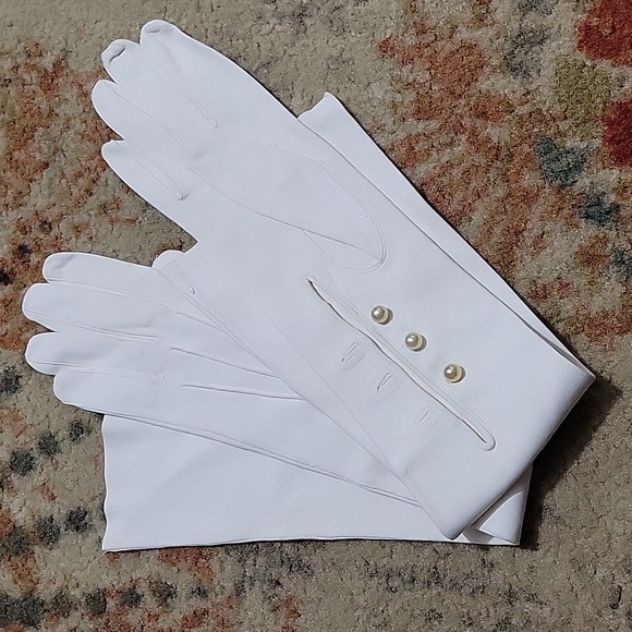 White Antique Gloves - Picture 1 of 9